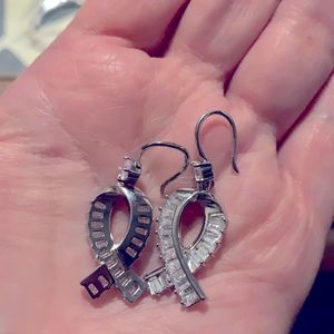 Beautiful ribbon earrings with czs